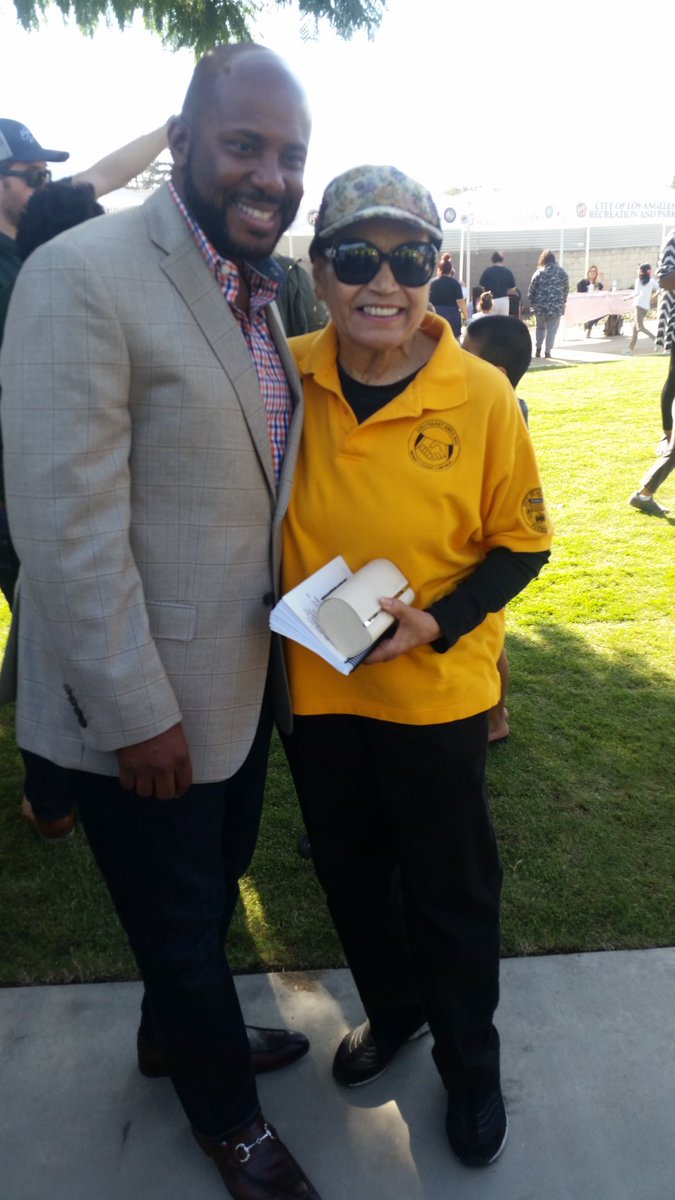 ECSoutheastNC's tweet photo. We all had a great day at Grand Opening of Jacaranda Park #greenspace #southla #communityday #communityspace #proudparkla #ecsoutheastnc https://t.co/KctPPxRkc2