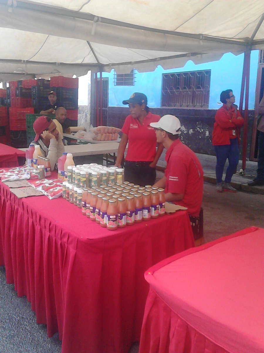 CLAP_UPSR's tweet image. Sólo en revolución!!! En la parroquia Recro sector santa rosa la gente gozó haciendo su comprar en la feria navideña donde fuero entregado su combo navideños @FreddyBernal @NicolasMaduro @YepfriArguello