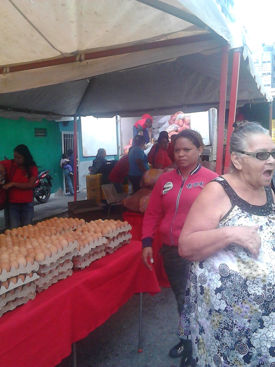 CLAP_UPSR's tweet image. Sólo en revolución!!! En la parroquia Recro sector santa rosa la gente gozó haciendo su comprar en la feria navideña donde fuero entregado su combo navideños @FreddyBernal @NicolasMaduro @YepfriArguello