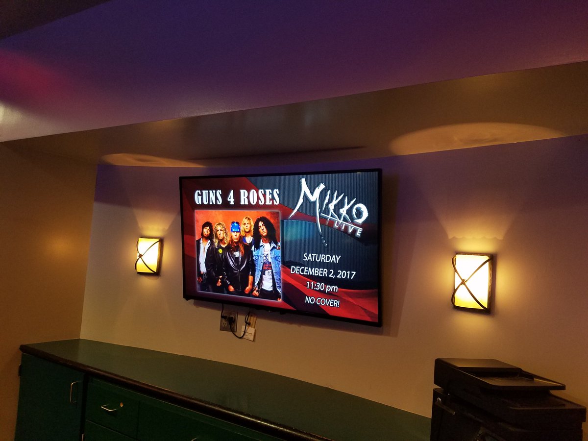 Some good looking guys on the monitor here at <a href="/CoushattaResort/">Coushatta Resort</a> Casino tonite!  #gnr #tribute