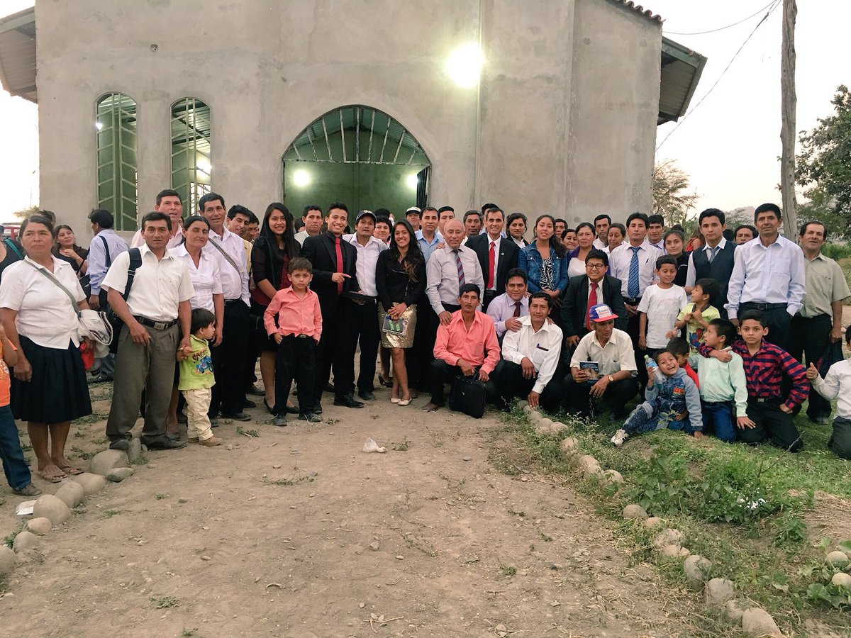 PrVictorVasquez's tweet photo. {Ferreñafe} Este es lugar donde una clase de escuela sabática con 8 miembros se reunían hace 40 años, Isabel León comenta que los primeros años no fue fácil, pero rápido se emociona porque hoy en día hay 7 templos con un promedio de 70 miembros cada iglesia. #MPN https://t.co/EqpgbYrInI