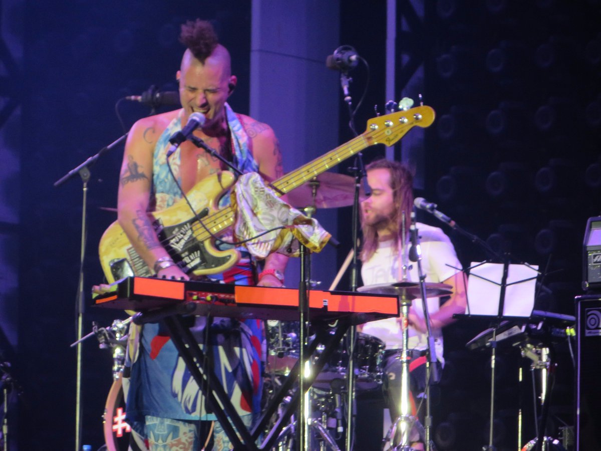 meeelc19's tweet image. DNCE in PERÚ 💛 @DNCE @joejonas #DNCE #DNCEenPeru