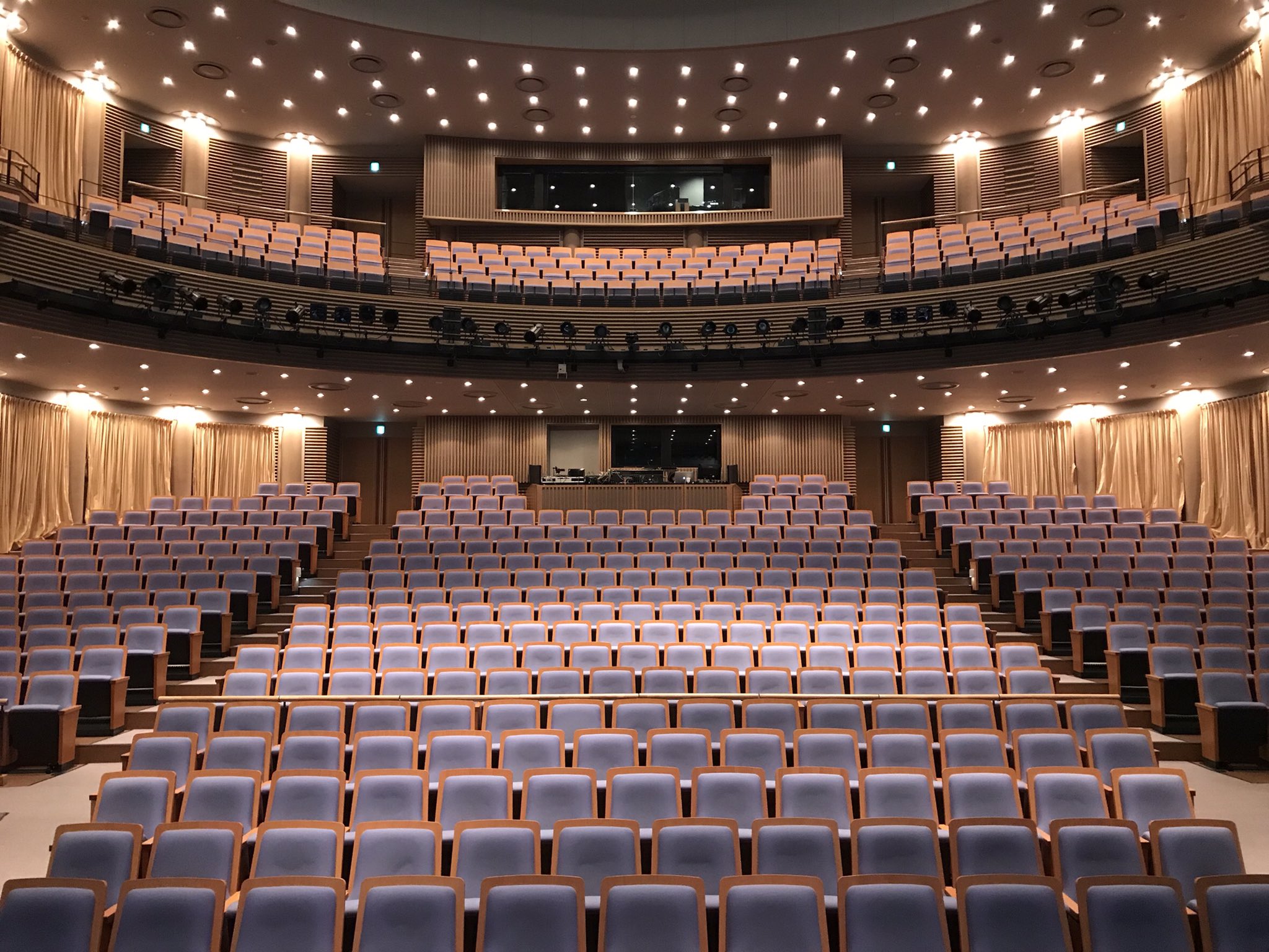 管野里咲 En Twitter シアター1010って初めて立たせてもらうけど舞台階と楽屋階がワンフロアで使いやすいしお客さんも見やすそう そして綺麗 残すところあと2回 劇場でお待ちしてます 東宝 舞台 ステージ 博多座 新歌舞伎座 シアター1010 夫婦漫才