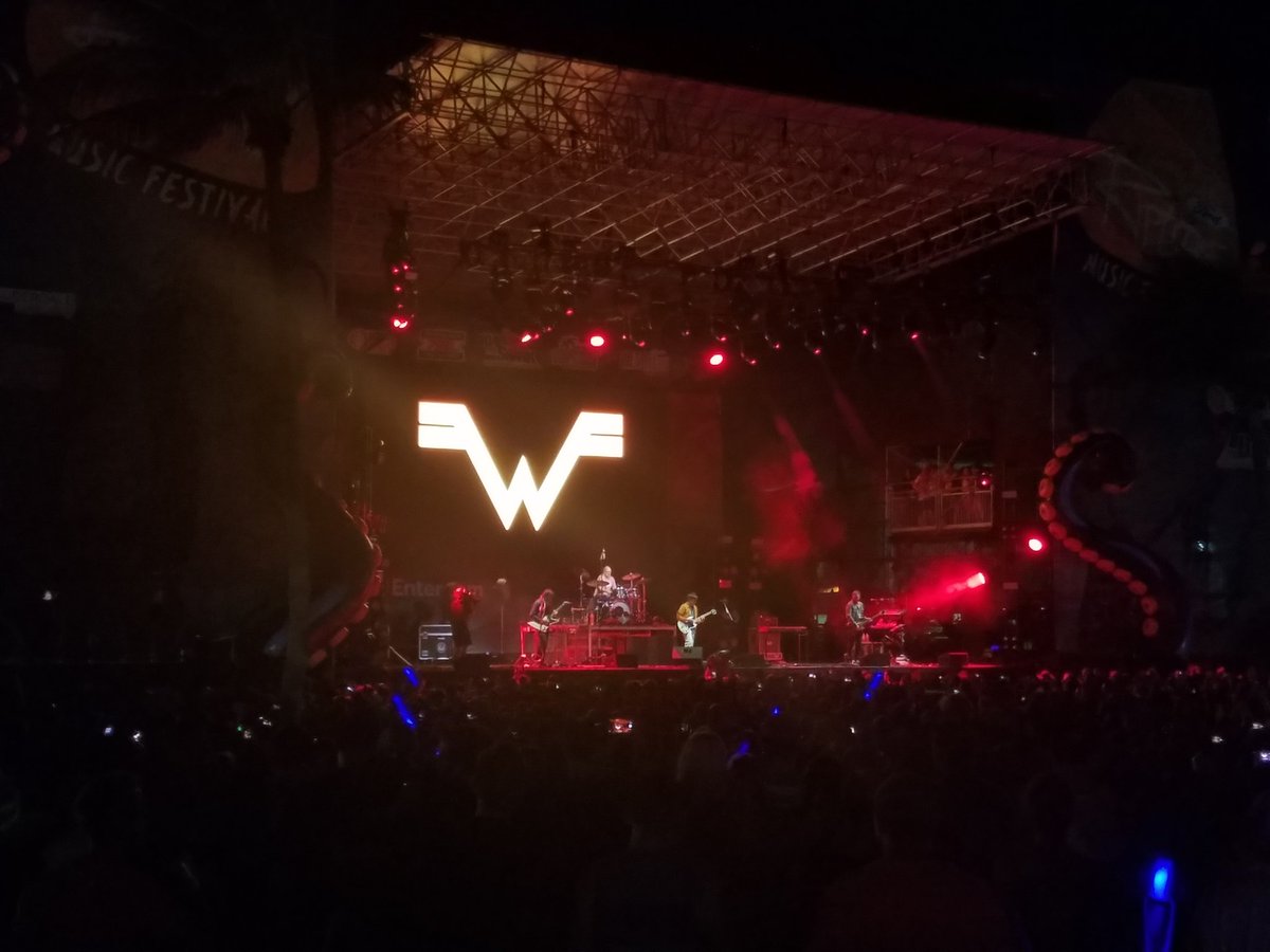 Strokin_'s tweet photo. All hail the mighty Weezer! One of the best rock sets I've ever seen. #Weezer #Riptide2017 #riptidefest #fordrocks https://t.co/ijbuYyCU39