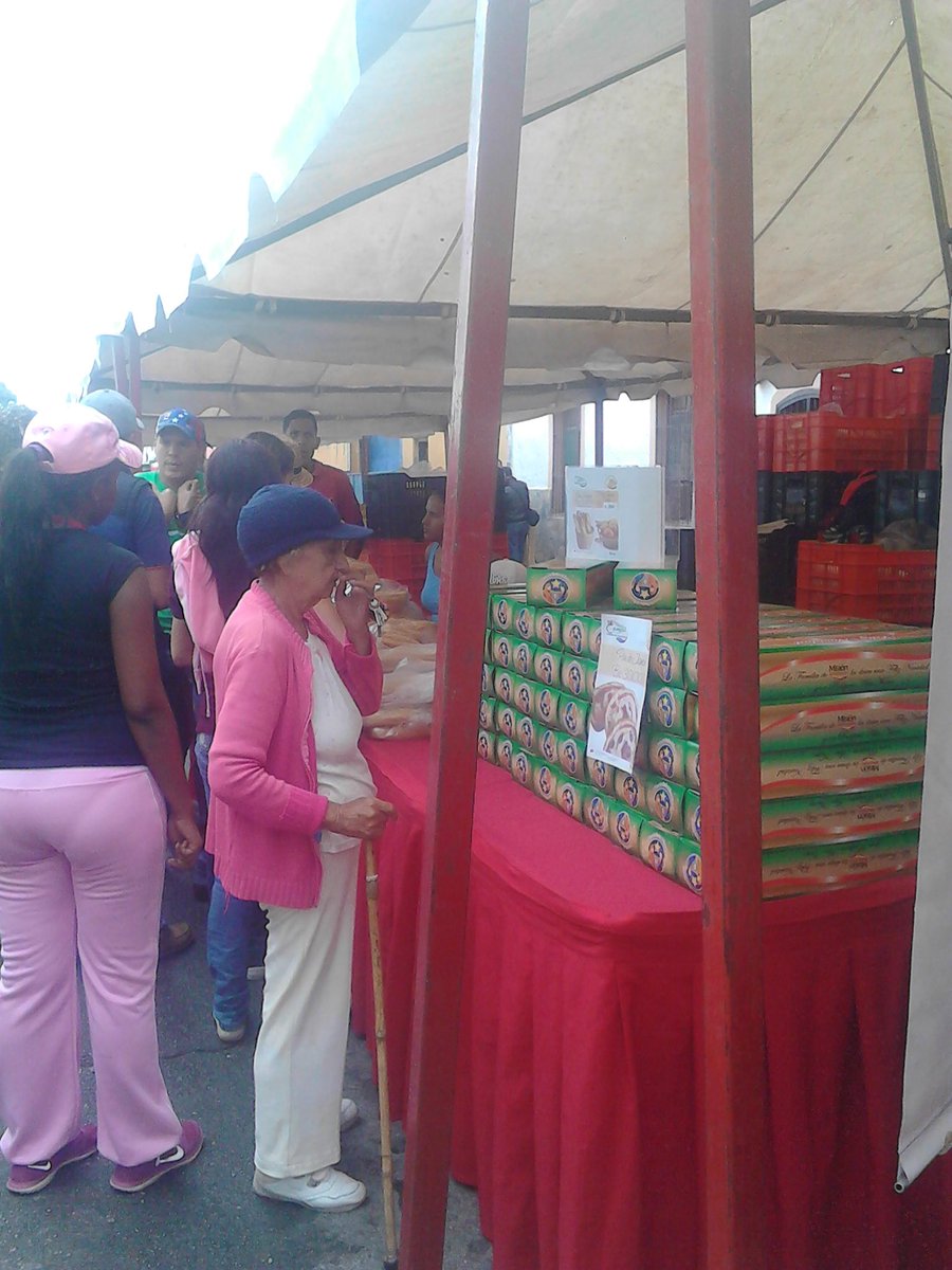 CLAP_UPSR's tweet image. Gracias presidente @NicolasMaduro  @FreddyBernal gracias por la gran feria navideño @YepfriArguello