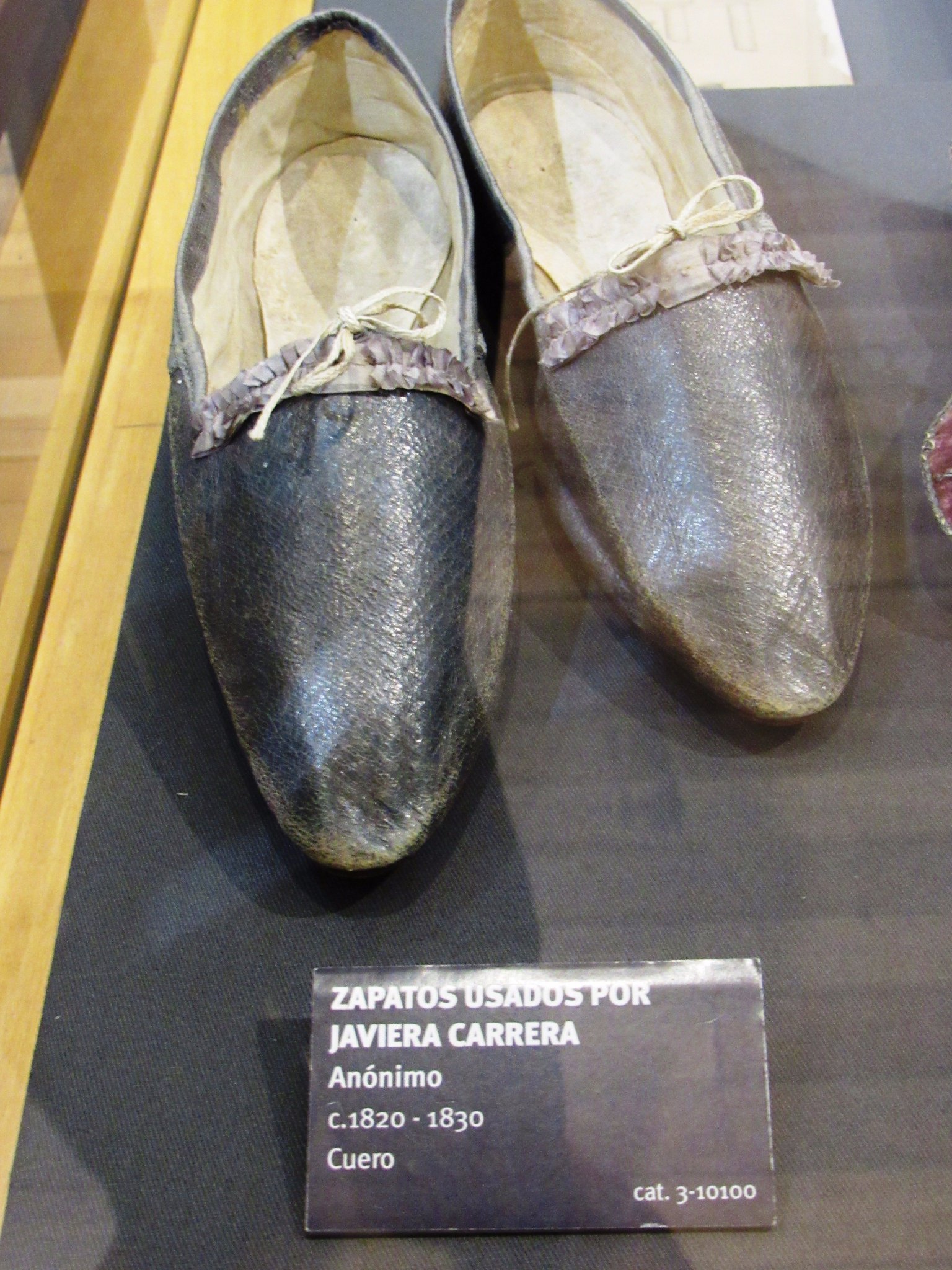 Francisco Darmendrail on Twitter: "Zapatos y cartera pertenecieron a Doña Francisca Javiera Carrera Verdugo, prócer de la Independencia de Expuestos en el Museo Histórico Nacional - MHN @mhnchile fotografias que