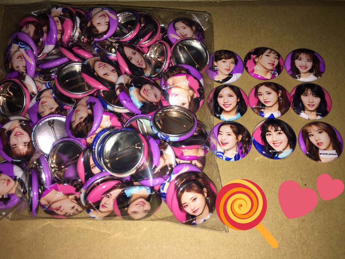 TWICE_kocchaan's tweet photo. 前回OneMoreTimeのとき予想以上に喜んでいただけたのでそれに続きクリスマスver.のグッズソンムルを考えてます☺︎
今回は缶バッジかストラップで迷ってるのですがどっちがいいですか？
リプで教えてください😣💗
このツイートにリプやRTくれたひとは抽選のとき確率UPするので是非お願いします🙏🔄 https://t.co/Dgi9sIKsHs