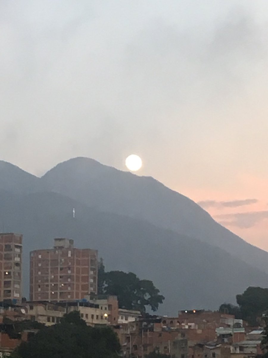 juanjoseojeda's tweet photo. Espectacular súper luna vista desde el oeste de Caracas / Spectacular super moon seen from the west of Caracas #caracas #caracascity #venezuela #superluna #supermoon #moon #moonfan #moonfans https://t.co/8SYj29SnwH