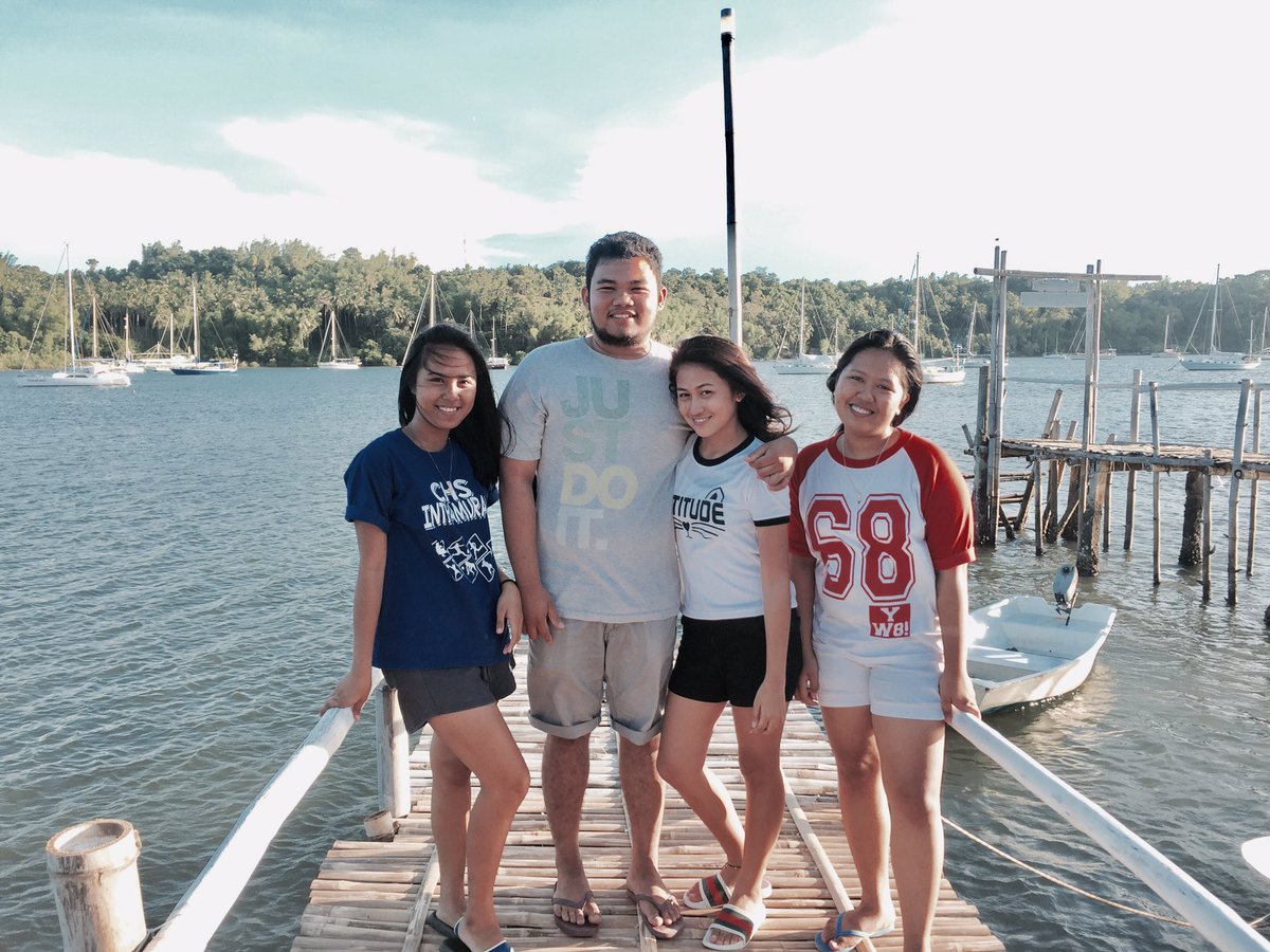 minitjin's tweet photo. "just the 3 of us" plus 1❤️ #runited ✨ https://t.co/AvAgCjl7UL
