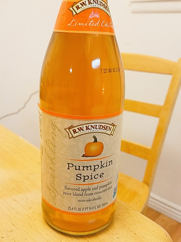 casschristo's tweet photo. Can I just say how amazing @tulipbean is? She knows me so well 😍😍😍 #ilovepumpkinspice #andmyfriends #butmostlymyfriends ❤ https://t.co/6kSgOtD2bO