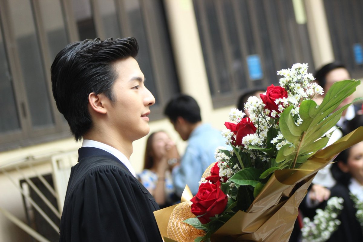 dontonos's tweet photo. คุณบัณฑิต #แก๊ปกิตติชัช กับของขวัญ (บางส่วน) ที่ผู้มาร่วมแสดงความยินดีมอบให้ 😀 (วันรับจริง 02.12.2017) cr.pix THX @indynever_die
#GapGraduation
#GapKittichat
#kittigap
#TUSexyBoy
#conversationthailand https://t.co/VvxGo5ZuuP