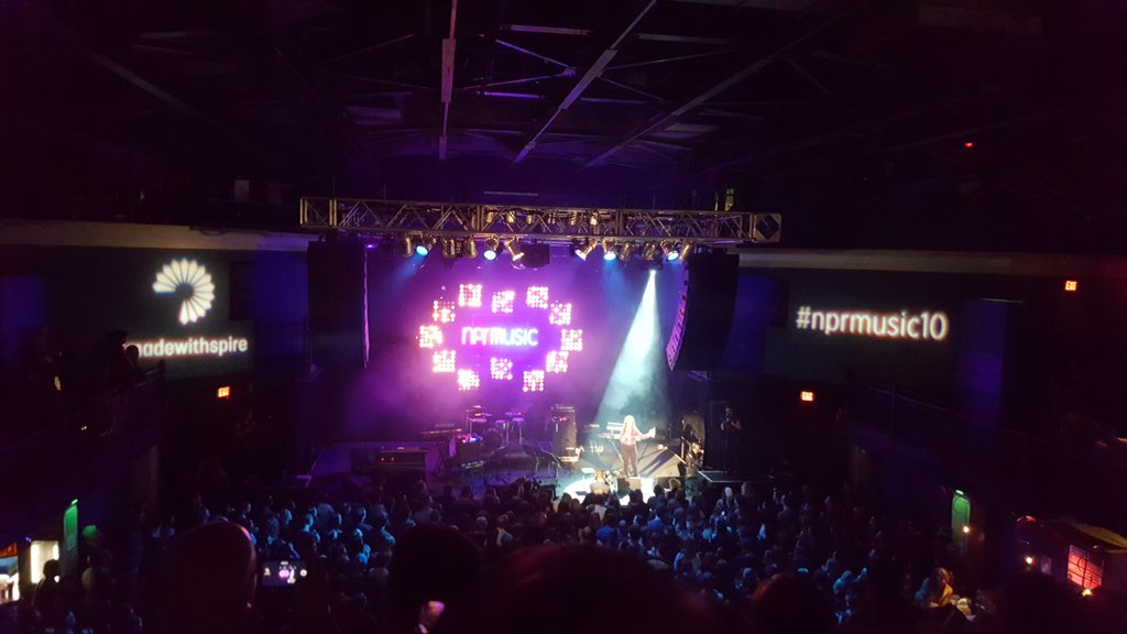 7 tiny desks... lets go