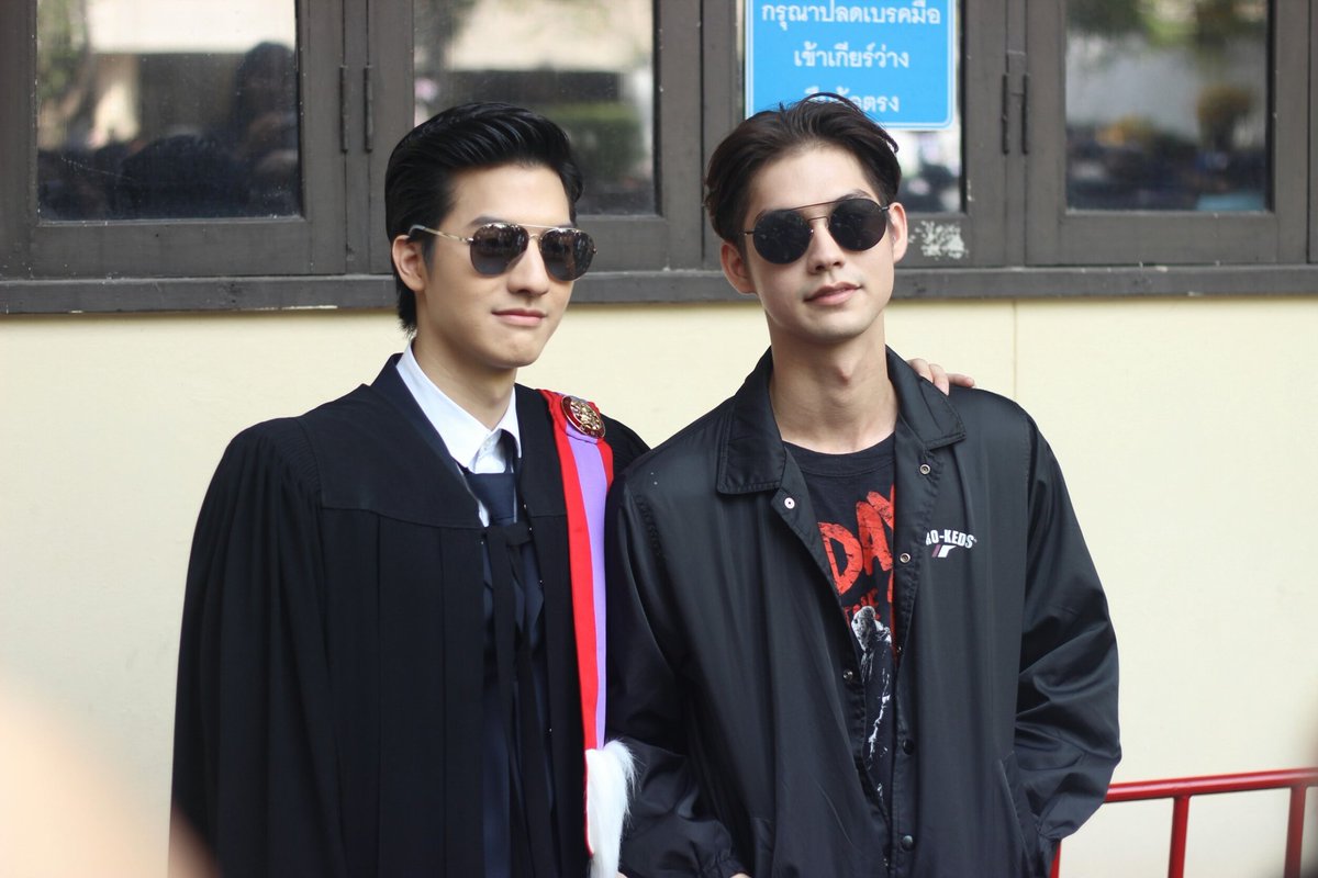 dontonos's tweet photo. คุณหลวง #แก๊ปกิตติชัช กับ น้องไบร์ท เรื่องหล่อยอมกันได้ที่ไหน 😎🤔 (วันรับจริง 02.12.2017) cr.pix THX @indynever_die
#GapGraduation
#GapKittichat
#kittigap
#bbrightvc
#TUSexyBoy
#conversationthailand https://t.co/b8OFtbIiMm