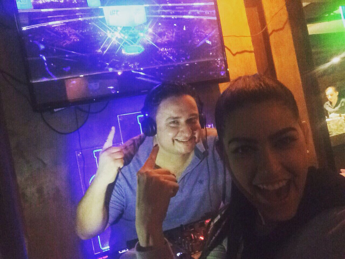 djlucianobravo's tweet photo. Discotecário em quanto esperamos a luta UFC 218 no #combate #vcnocombate #combateufc #vidadedj #djlife https://t.co/23Xn2RM4x2