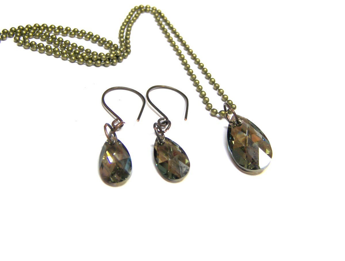 lunaessence's tweet image. ON SALE Crystal Earring Pendant Set  Swarovski Green Crystal… etsy.me/2zykgTs #HandmadePurses #GreenEarrings