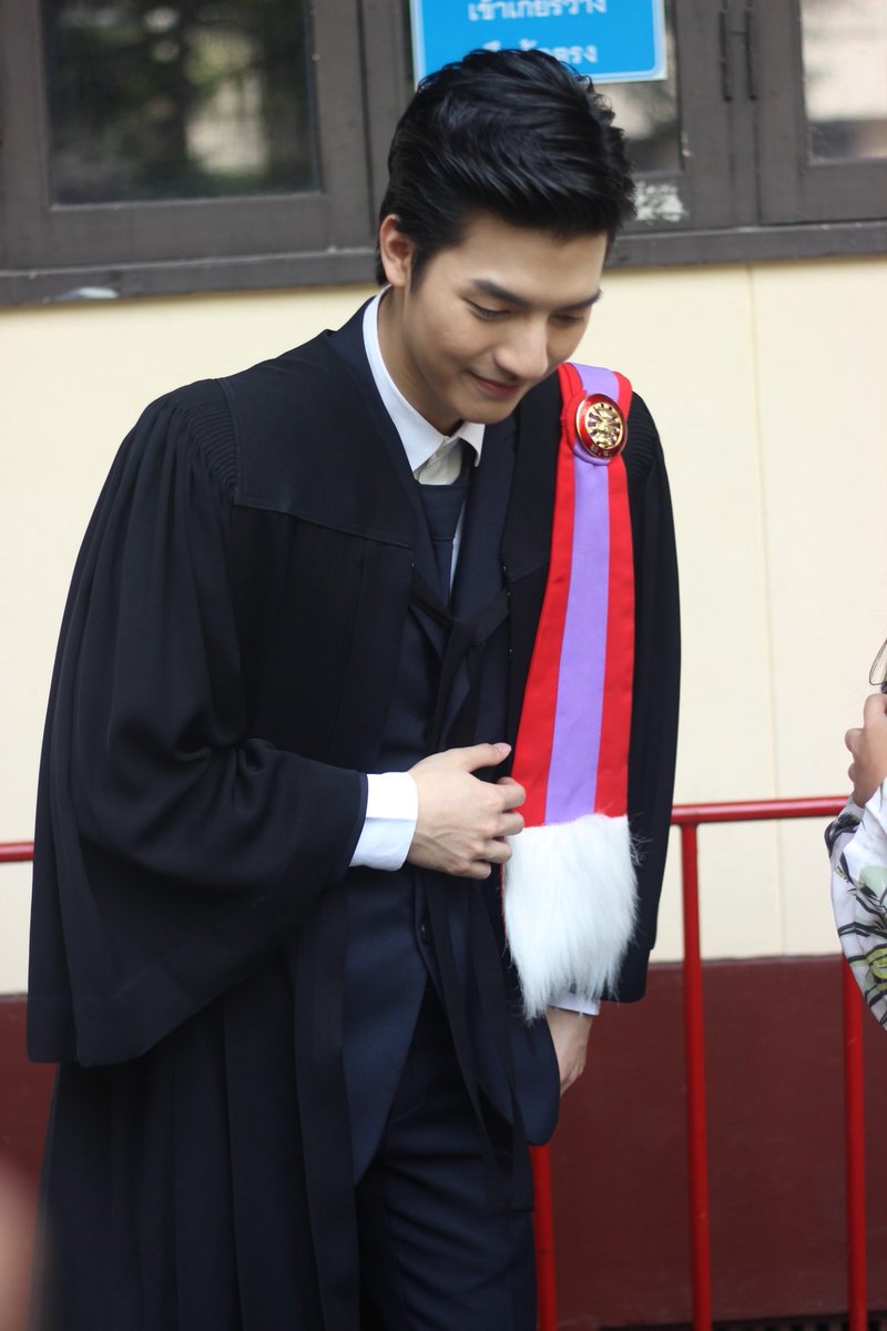 dontonos's tweet photo. ขอบคุณทุกๆท่านที่มา (และส่งใจมา) ร่วมแสดงความยินดีกับ #แก๊ปกิตติชัช คร๊าบบบ 😀😘 (วันรับจริง 02.12.2017) cr.pix THX @indynever_die
#GapGraduation
#GapKittichat
#kittigap
#TUSexyBoy
#conversationthailand https://t.co/XXb7pr8FpN