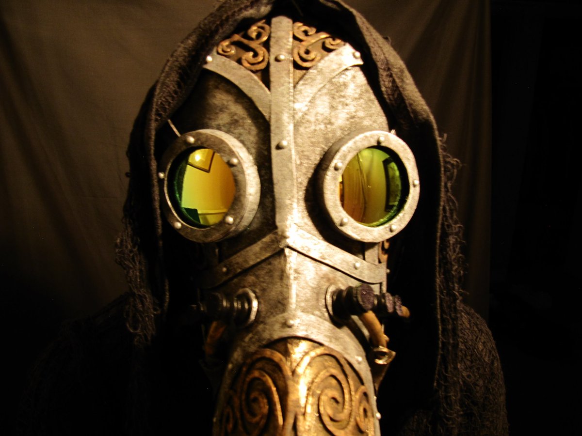 FI3ND_'s tweet photo. Here's a few quick pics of the mask and gauntlets. Had so much fun making these. 😁 https://t.co/oITLqtamv3