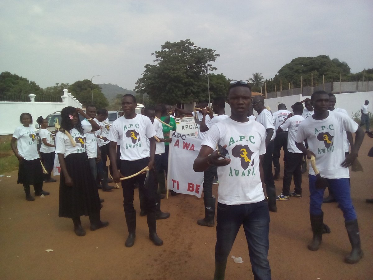 FSalabe's tweet photo. #Centrafrique: l'association des paysans centrafricains #APC de #PascalBidaKoyagbélé au défilé du 1er décembre 2017 https://t.co/lTwU4iwoCU