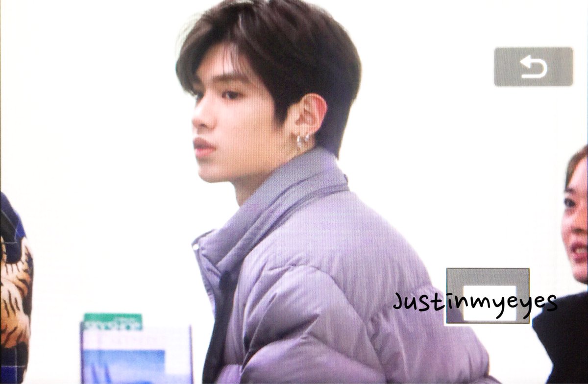 JustinMyEyes_02's tweet photo. 171203 GMP✈️
오랜만이야~

 #저스틴  #JUSTIN #黄明昊 #황명호 https://t.co/badPEOSvrX