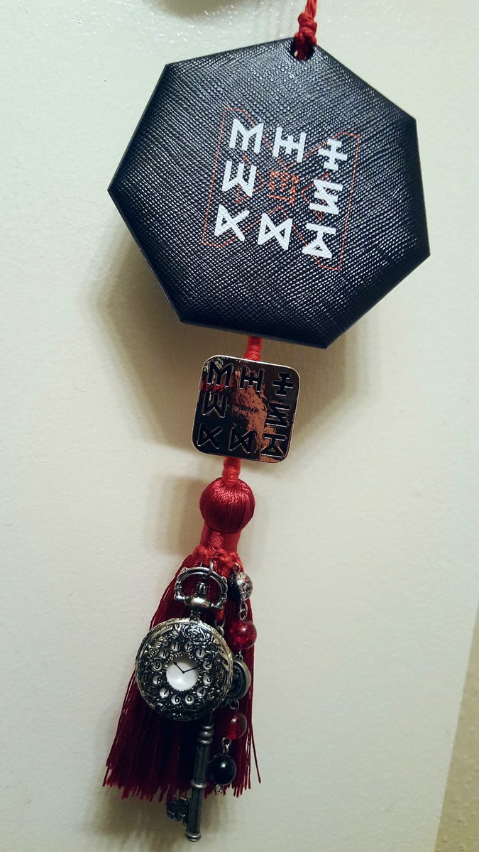 hanibanix's tweet photo. So I was nervous about using the Monsta X Showcon luggage tag for its intended purpose (and pin), so I crafted myself a car mirror hanging dec. How did I do, monfam? 😗 #monstax #mx #몬스타엑스 #monstaxthecode #monbebe #몬베베 #noticethepocketwatch 😉 #CraftyX https://t.co/PORR0Dels0