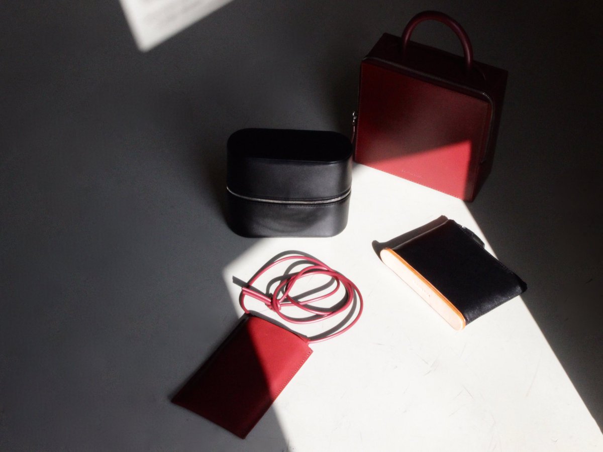 Graphpaper_info's tweet image. プロダクトデザイナーの姉妹が手がけるバッグブランド&quot;BUILDING BLOCK&quot;。バッグの概念にとらわれないユニークな作りが人気を博している同ブランドの作品を是非ご覧ください。