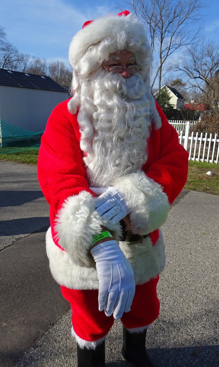 GrandRapidsBeat's tweet photo. Even Santa needs his ID checked to get a wristband #AdaChiliBeer #Wehaverules #Santa #ID #Wristband #Grandrapids #grmi #Festival Pics: https://t.co/PR5DWXgt9g https://t.co/9goFWcyELU