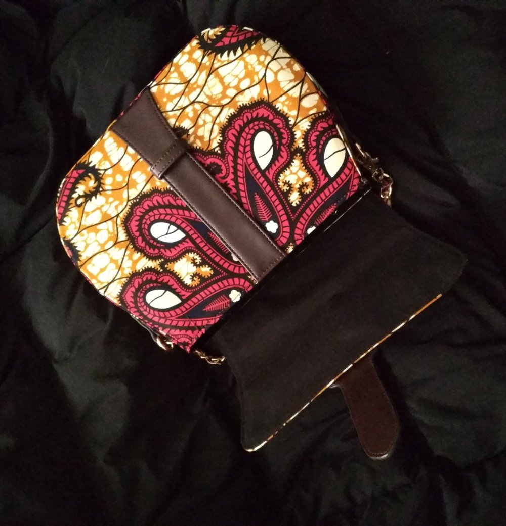 Atailuo's tweet image. SIZE:26*19*7CM, MEDIUM MODEL, not very small not very big. can put a umbrella in it. two compartments.  and preciouse sewing line and high quality, fashion appearance. contact whatsapp+8618553207203  peice:45usd for one pc and 12usd as freight.