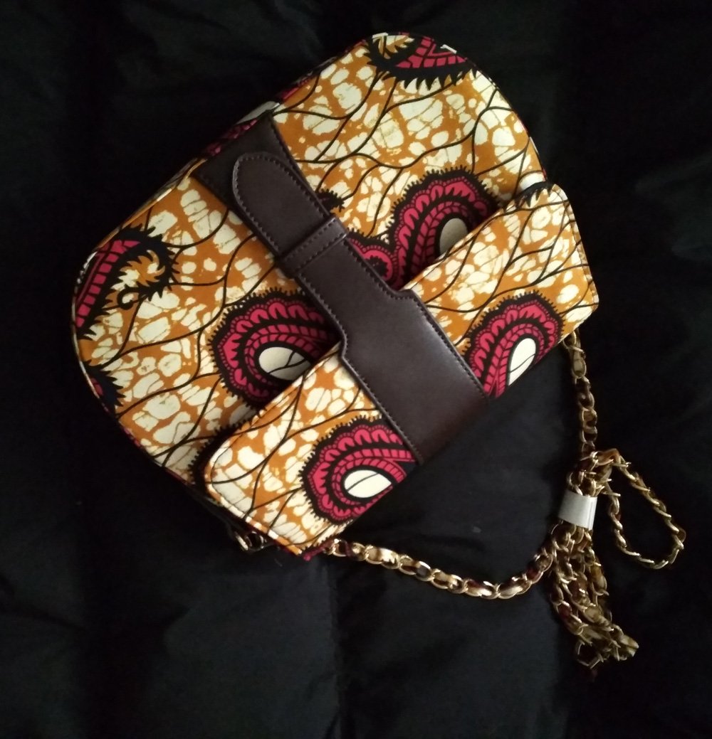 Atailuo's tweet image. SIZE:26*19*7CM, MEDIUM MODEL, not very small not very big. can put a umbrella in it. two compartments.  and preciouse sewing line and high quality, fashion appearance. contact whatsapp+8618553207203  peice:45usd for one pc and 12usd as freight.