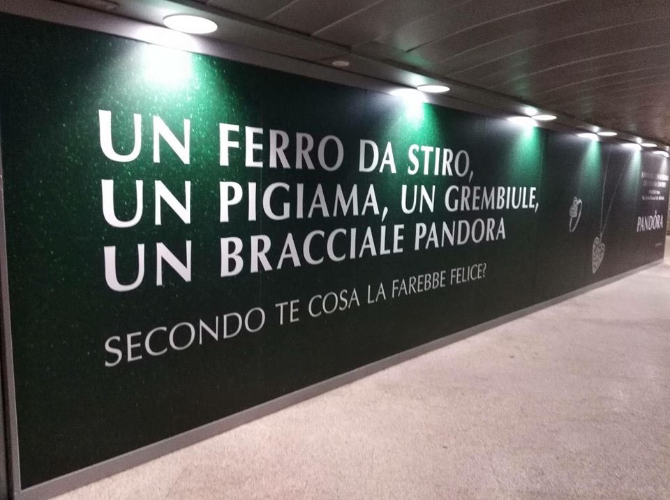 claudiadeguidi's tweet photo. Un marketing che propone come alternativa a tre stereotipi un quarto stereotipo.
Ed è subito 1950 #Pandora https://t.co/UvHhNevhut