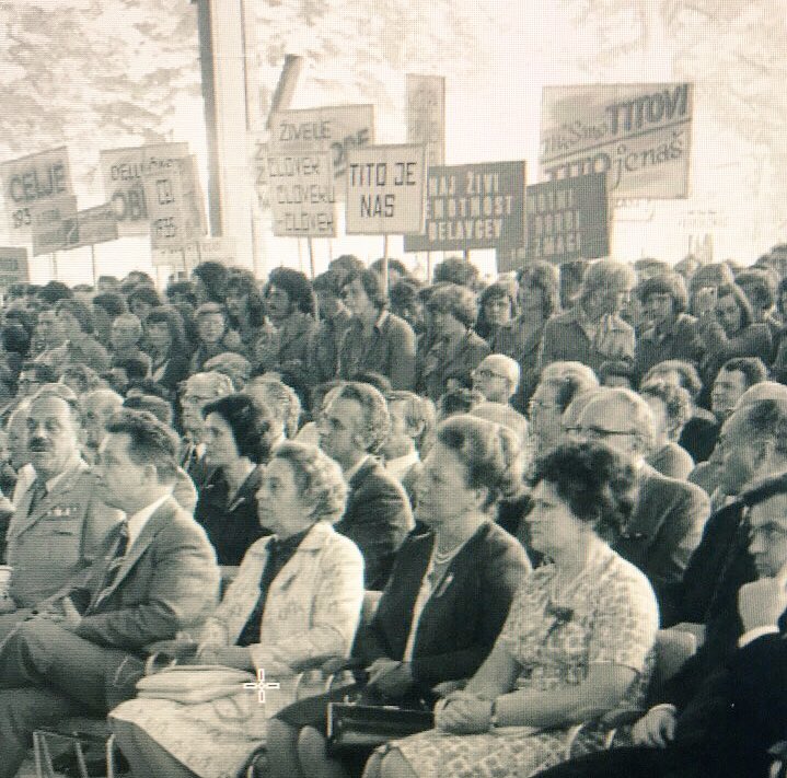 arhivce's tweet image. K tistemu dokumentu pred dnevi, 33 parol ob zletu Svobod v #celje. 1975, tu so table v parku. Izsek foto M. Božič, #dekade70 v nastajanju, odprtje 7.12./18h #hisapisanispominov