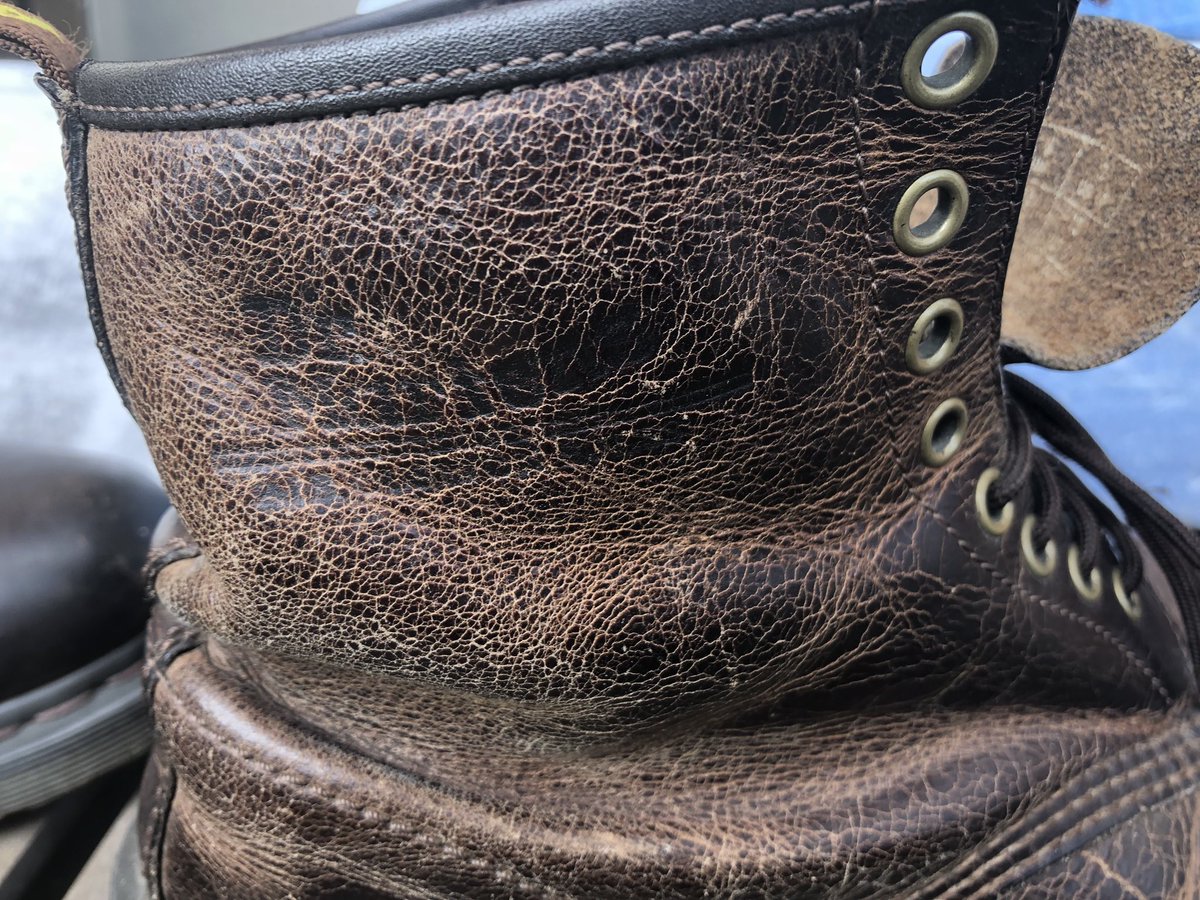 けたた 知り合いに勧められ 約10年所持してるドクターマーチンにほぼはじめて手入れ的なミンクオイル塗りを施しました ブーツ ドクターマーチン ミンクオイル