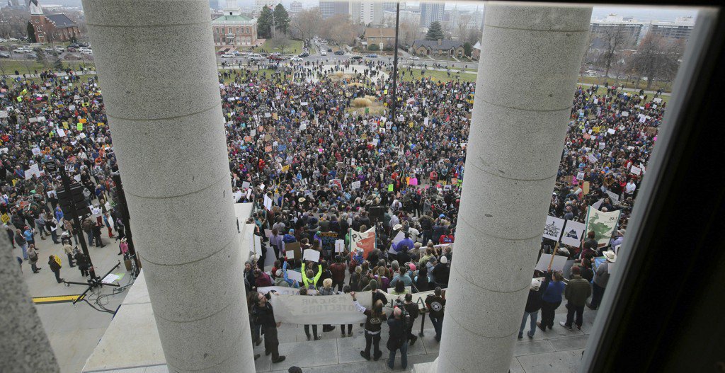 kylegriffin1's tweet photo. Thousands protest in Utah against Trump's plan to reduce 2 national monuments in the state. https://t.co/FxCwzuL3Id https://t.co/WulWIkbnPY
