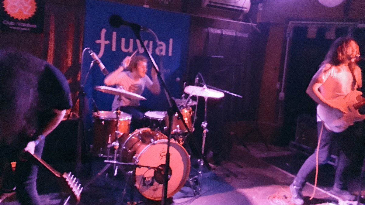 cortandoelaire's tweet photo. #2017Perno 🌟 @DZDEATHRAYS en @GazGazValdivia cerrando el @FluvialMusica 2017 https://t.co/8LNTqm6owJ