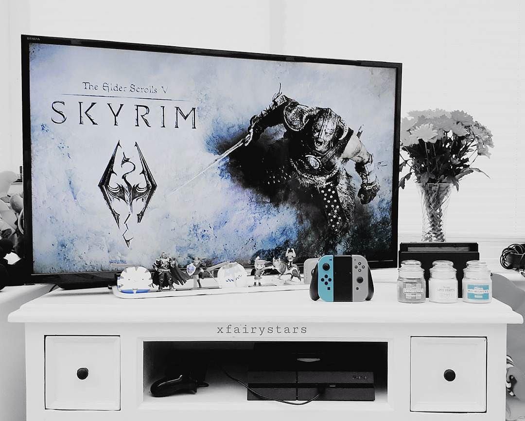 mbgamesstudio's tweet photo. What's your fav Switch game? Credit @xfairystars #skyrim #nintendoswitch #nintendo #videogameaddict #gamingphotography #videogamephotography #nerdygirls #gaminglife #instanerd #gamersofinstagram #gamergirl #gaminggirl #gamernerd #gamingnerd #gameraddicts … https://t.co/HjQe6lA4z5
