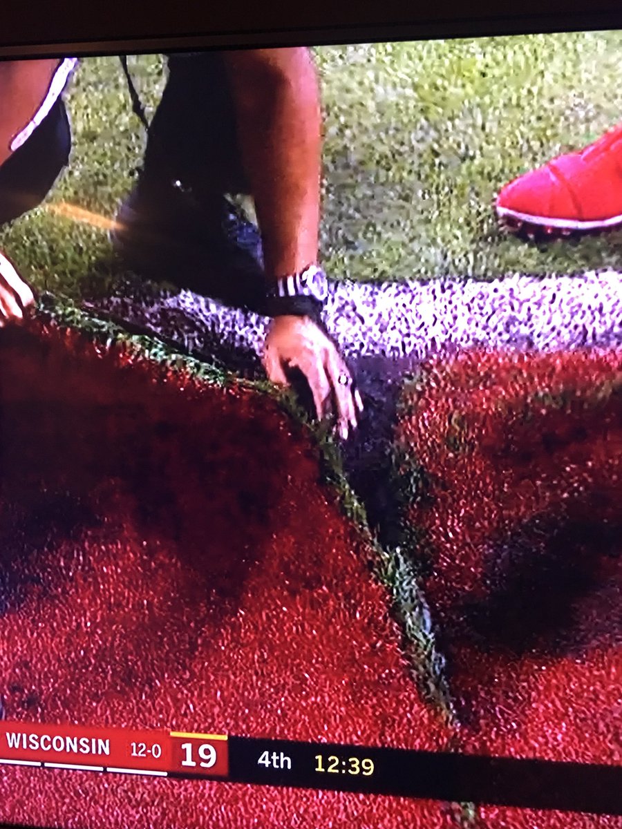 mgspturfman's tweet photo. Real grass is better! Synthetic fields can’t hold up! Especially this new synthetic turf! This wouldn’t happen with Tiftuf! #realgrassisbetter https://t.co/5KLx1CTmT7