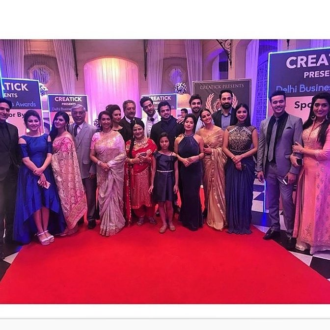vpavithra's tweet photo. Congratulations to the entire team of #YehHaiMohabbatein for completing their 4th year today. #3rdDecember Thousands of beautiful memories, scenes, tracks, foreign locations, new additions and a bunch of fine actors frm the industry! @TheKaranPatel @Divyanka_T https://t.co/XaFTHmraom