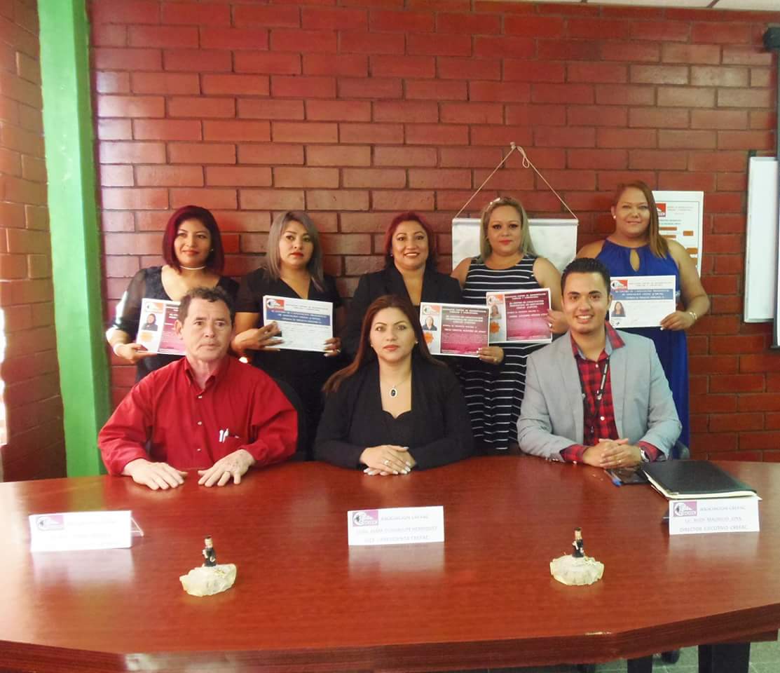 Unidehc's tweet photo. Como parte del Trabajo social que realizamos desde #AsociacionCREFAC ayudamos a decenas de mujeres emprendedoras. Sirviendo con amor a los que lo necesiten.. (Lic. Rudy Joya; Director Ejecutivo CREFAC) #Graduacion #Promocion2017. #Estilistas. https://t.co/iwc3E48aqk