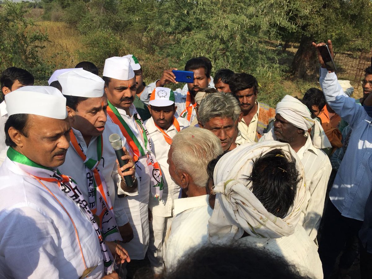 AjitPawarSpeaks's tweet photo. राष्ट्रवादी काँग्रेस पार्टीच्या #हल्लाबोल आंदोलनात शेतकरी मोठ्या प्रमाणात आपला सहभाग नोंदवत बोलून आपली खंत व्यक्त करत आहेत. कळंब येथे काही सोयाबीन उत्पादक शेतकरी भेटले. या शेतकऱ्यांच्या मनात सरकारविषयी प्रचंड नाराजी आहे हे दिसून आले. हे सरकार आता तरी जागे होणार आहे का ? https://t.co/WCIR8vN2uA