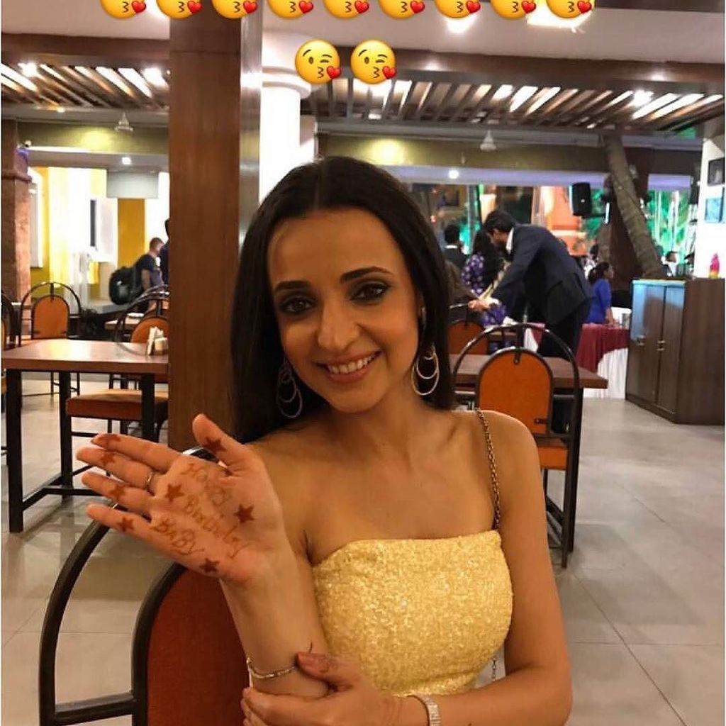 trendssanayaira's tweet photo. #happybirthdaymohit #sanaya wishing her hubby @itsmohitsehgal on his #birthday #monayaingoa @sanayairani https://t.co/X9Fnj5yPQI https://t.co/SeNv0isFAR