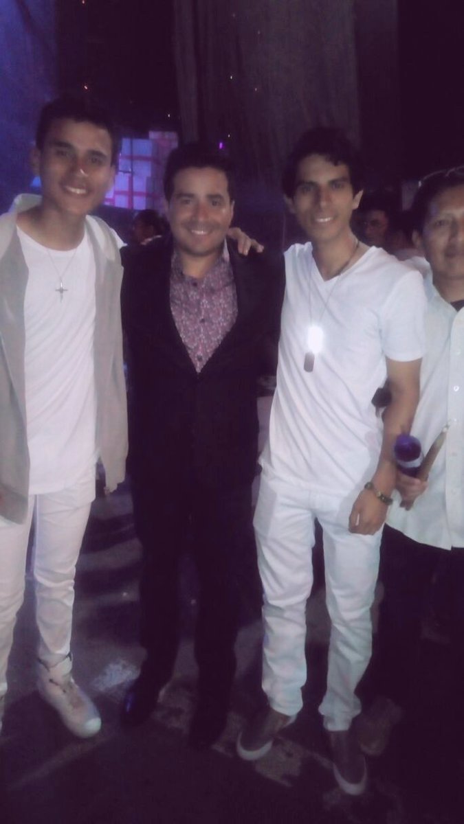 demcmusic's tweet photo. Con el animador de la noche navideña @HenrryBustaman1 #salinas #duomuscial 🎤🔥 https://t.co/Qd3bIIkBke