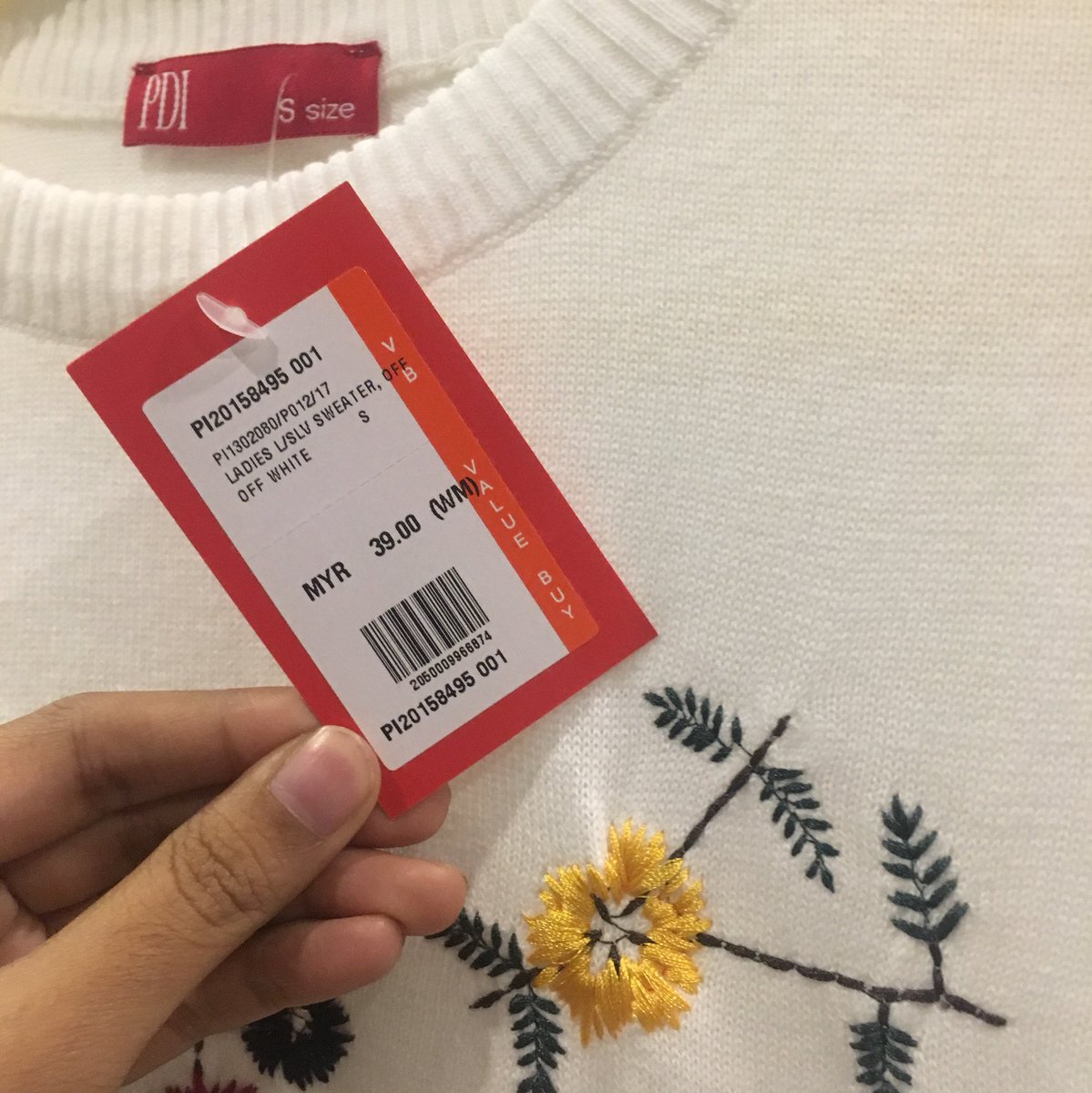 herbagstore's tweet photo. Selling for RM35 inc postage. Or COD Temerloh. 

I terbeli dua sweatshirt lebih kurang sama, so I nak jual this one sebab banyak sangat baju warna putih. Boleh refer gambar receipt, mmg baru beli. Tak pernah test/sarung pun. https://t.co/HQYEq3Vm6a