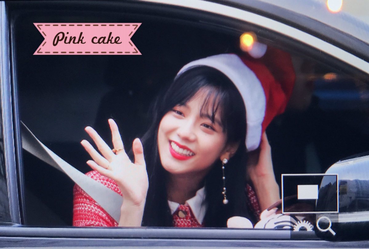 Pinkcake_BP's tweet photo. 171203 인가 퇴근
#BLACKPINK #JISOO
산타클로츄가 벌써 크리스마스 선물을🎁 https://t.co/iCnpEfTOoP