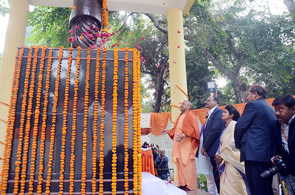myogiadityanath's tweet photo. भारत के प्रथम राष्ट्रपति डॉ. राजेंद्र प्रसाद जी की जयंती पर आज लखनऊ के ग्लोब पार्क स्थित उनकी प्रतिमा पर माल्यार्पण कर उन्हें भावभीनी श्रद्धांजलि अर्पित की। https://t.co/hlCxUsLvh3
