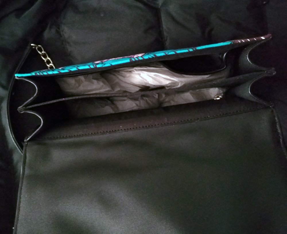 Atailuo's tweet image. size:26*19*8cm very comfortable size. not big not small, can put a lot od thing . stylish apperance and high quality. special bag make u stand out in crow. and this's custom made products, only have this one in the world. can match shoes for u too. contact freely.  45usd +15usd