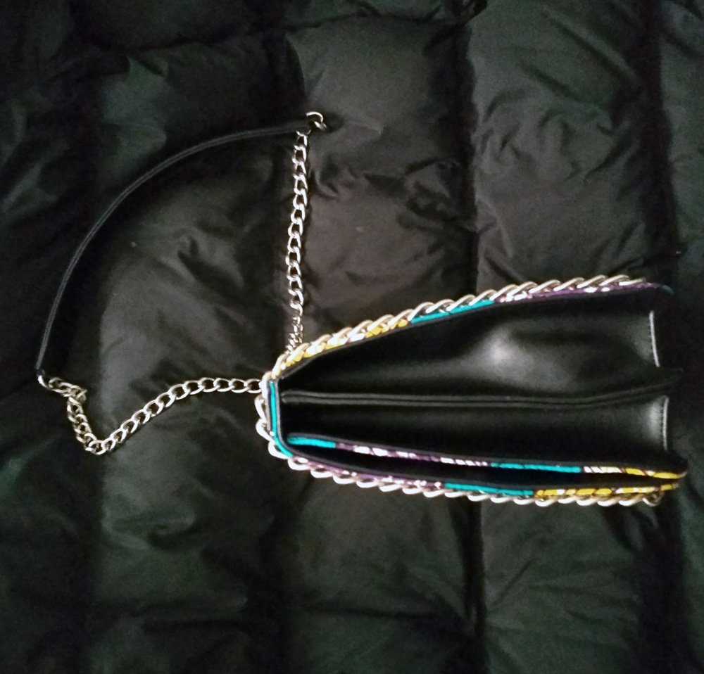 Atailuo's tweet image. size:26*19*8cm very comfortable size. not big not small, can put a lot od thing . stylish apperance and high quality. special bag make u stand out in crow. and this's custom made products, only have this one in the world. can match shoes for u too. contact freely.  45usd +15usd