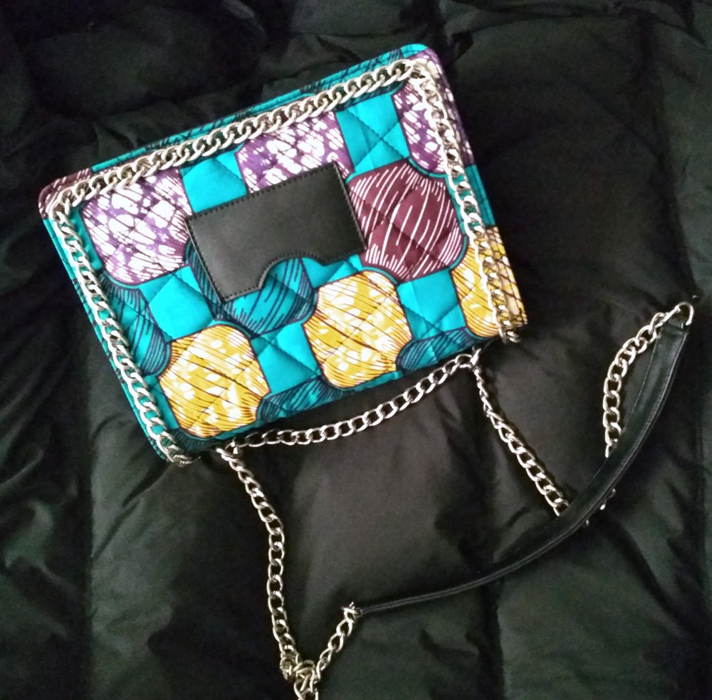 Atailuo's tweet image. size:26*19*8cm very comfortable size. not big not small, can put a lot od thing . stylish apperance and high quality. special bag make u stand out in crow. and this's custom made products, only have this one in the world. can match shoes for u too. contact freely.  45usd +15usd