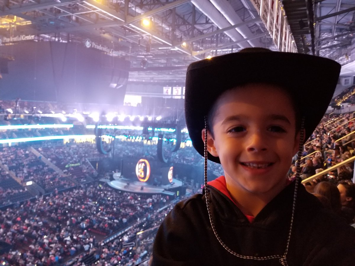 CSI_Vinzo's tweet photo. @garthbrooks this is what it was about tonight. Entertainer of my Lifetime. #ThanksGarth https://t.co/DkTx0DYO4M