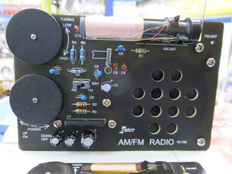 マルツ大阪日本橋店 A Twitter 実働展示紹介 Am Fm Dspラジオ エレキット Tk 739 2 000にて発売中 Am Fm両方聴けて受信感度も良好 Dsp方式ic採用なので面倒な調整は一切なし すぐにお使いいただけます 懐かしくも新しいラジオキットでお子様も大人も楽し