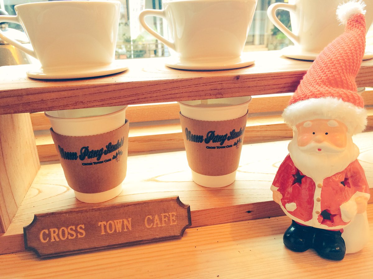 nps_ctc04's tweet photo. クリスマスを待ちきれずに、ドリップ台にサンタ登場！！
当店のハンドドリップコーヒーは一杯一杯丁寧に心を込めて入れているため、身体の芯まで暖まれること間違いなし🎶
#ヌンパン #asakusa #浅草 #サンドウィッチ #ヌンパンサンドウィッチクロスタウンカフェ #コーヒー #クリスマス #カフェ https://t.co/VdarH9fhA5