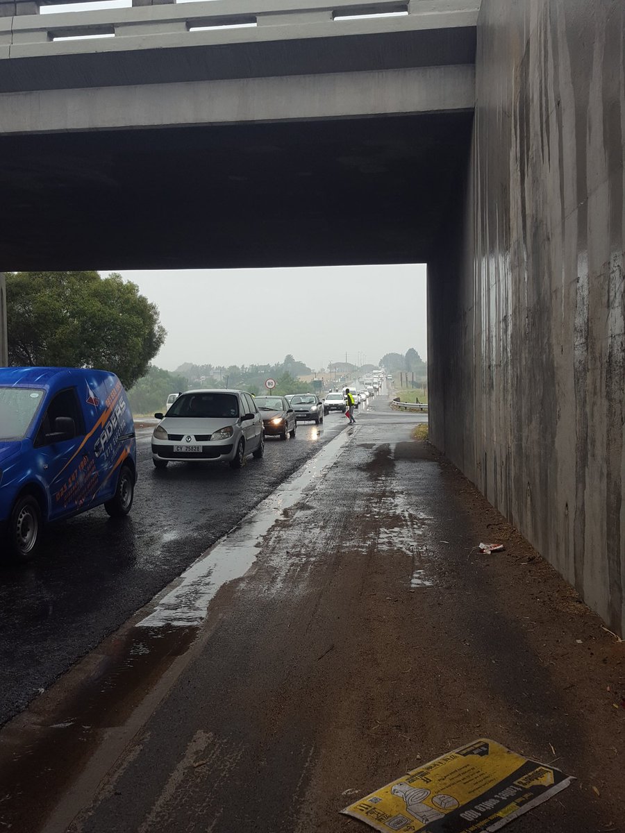 Cycle_Puppet's tweet photo. Quite a dangerous situation at the klapmuts turnoff..4 crashes already, cars getting impatient.  #stellenboschcycletour #SCT2017 https://t.co/fuHmNshalG